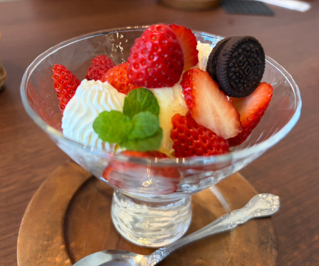 菌根菌、いちごをパフェに仕上げる “影のシェフ”